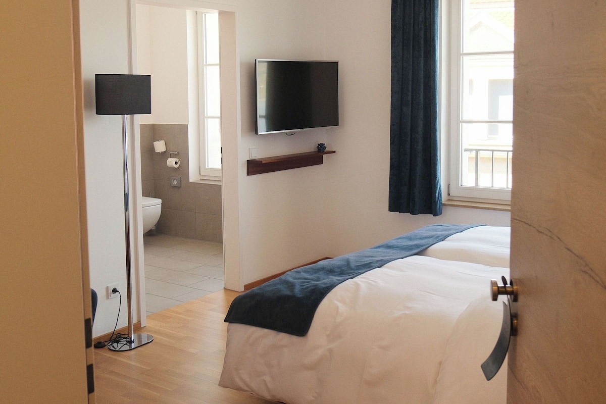 Chambre double | Literie hypoallergĂ©nique, coffre-fort, bureau, rideaux dâobscurcissement