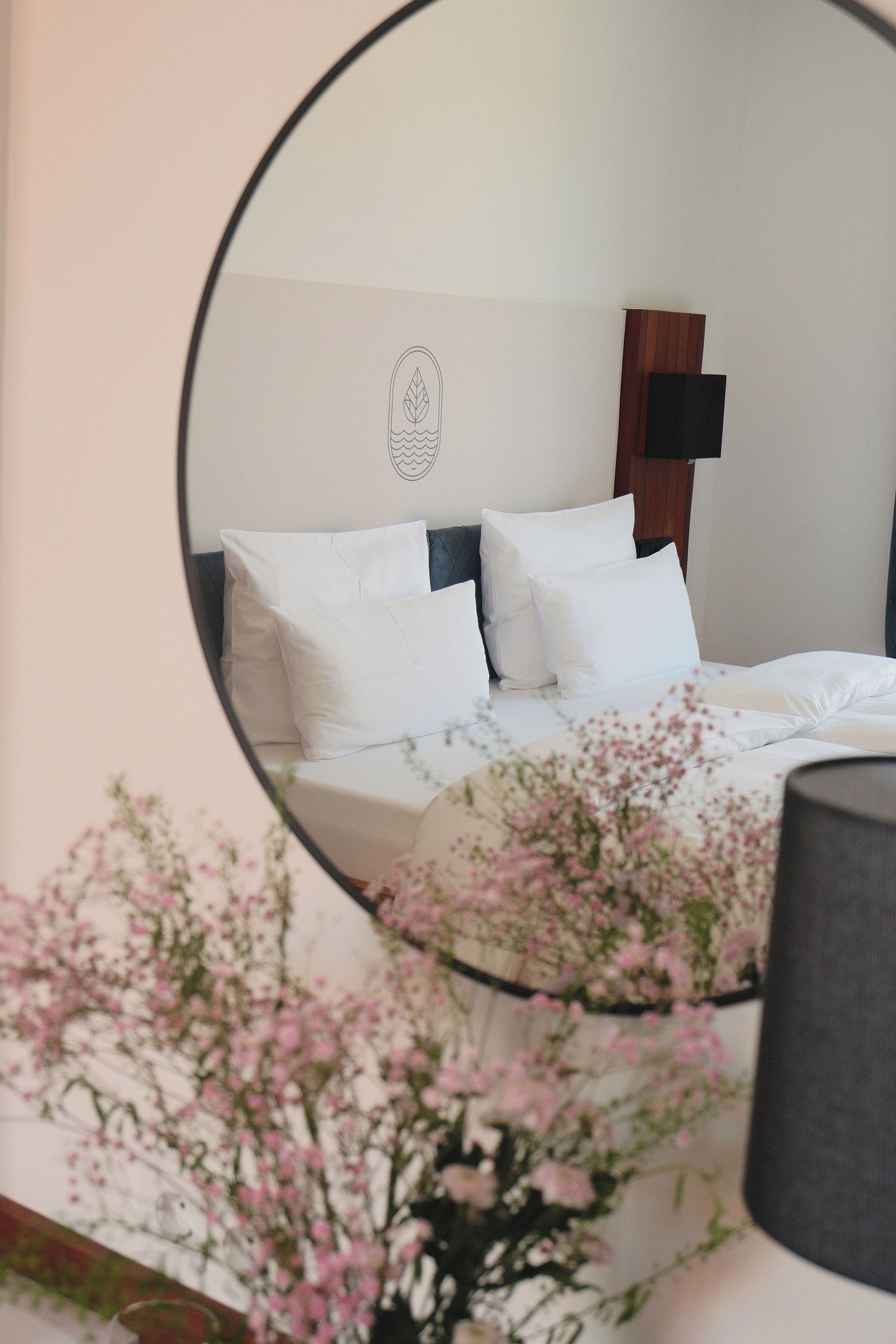 Hypo-allergenic bedding, in-room safe, desk, blackout drapes