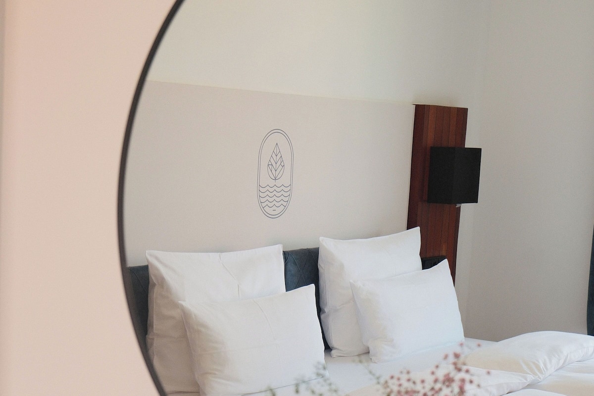 Chambre double, vue sur le lac | Literie hypoallergĂ©nique, coffre-fort, bureau, rideaux dâobscurcissement