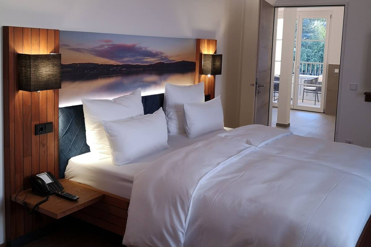 Suite, Balcony, Lake View | Hypo-allergenic bedding, in-room safe, desk, blackout curtains