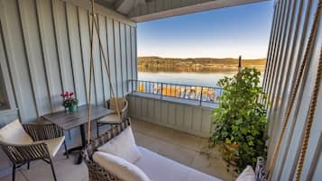 Suite, balcon, vue sur le lac | Literie hypoallergénique, coffre-fort, bureau, rideaux d’obscurcissement