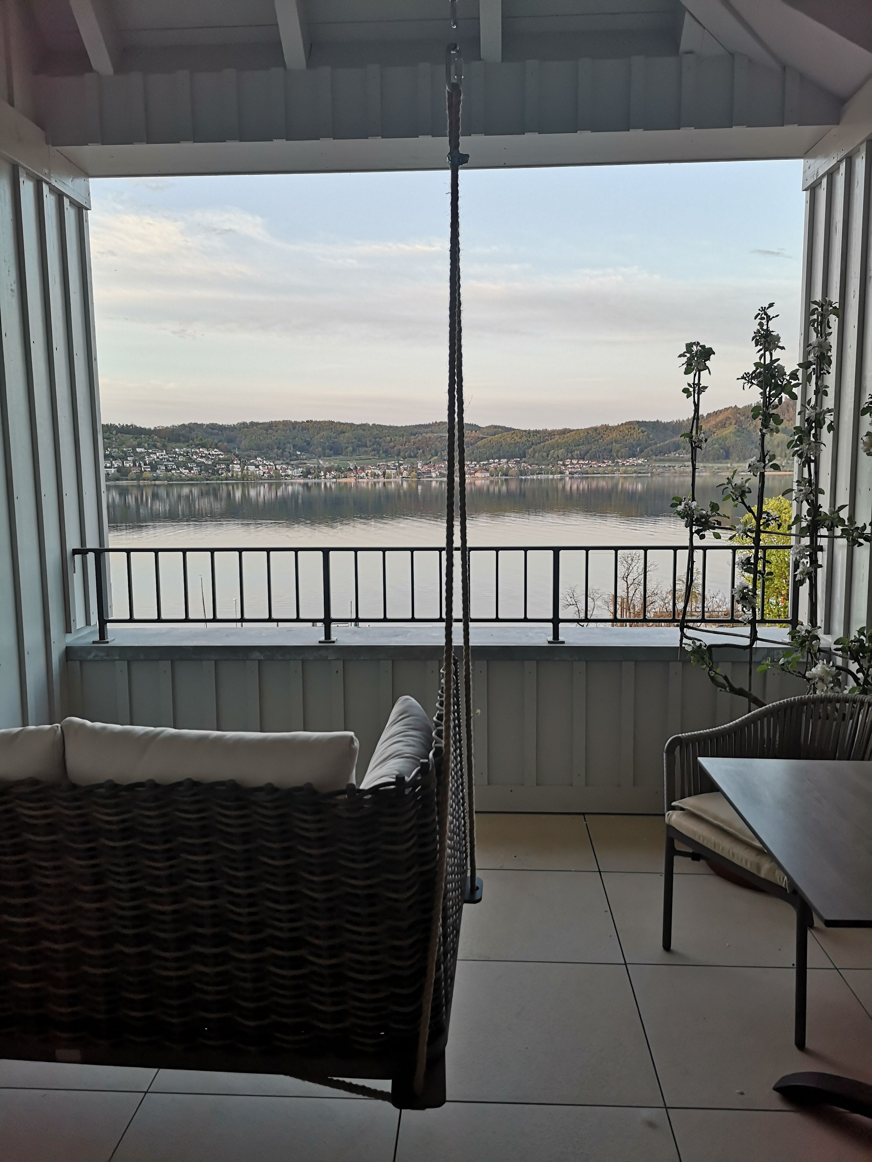 suite, balcony, lake view | water view