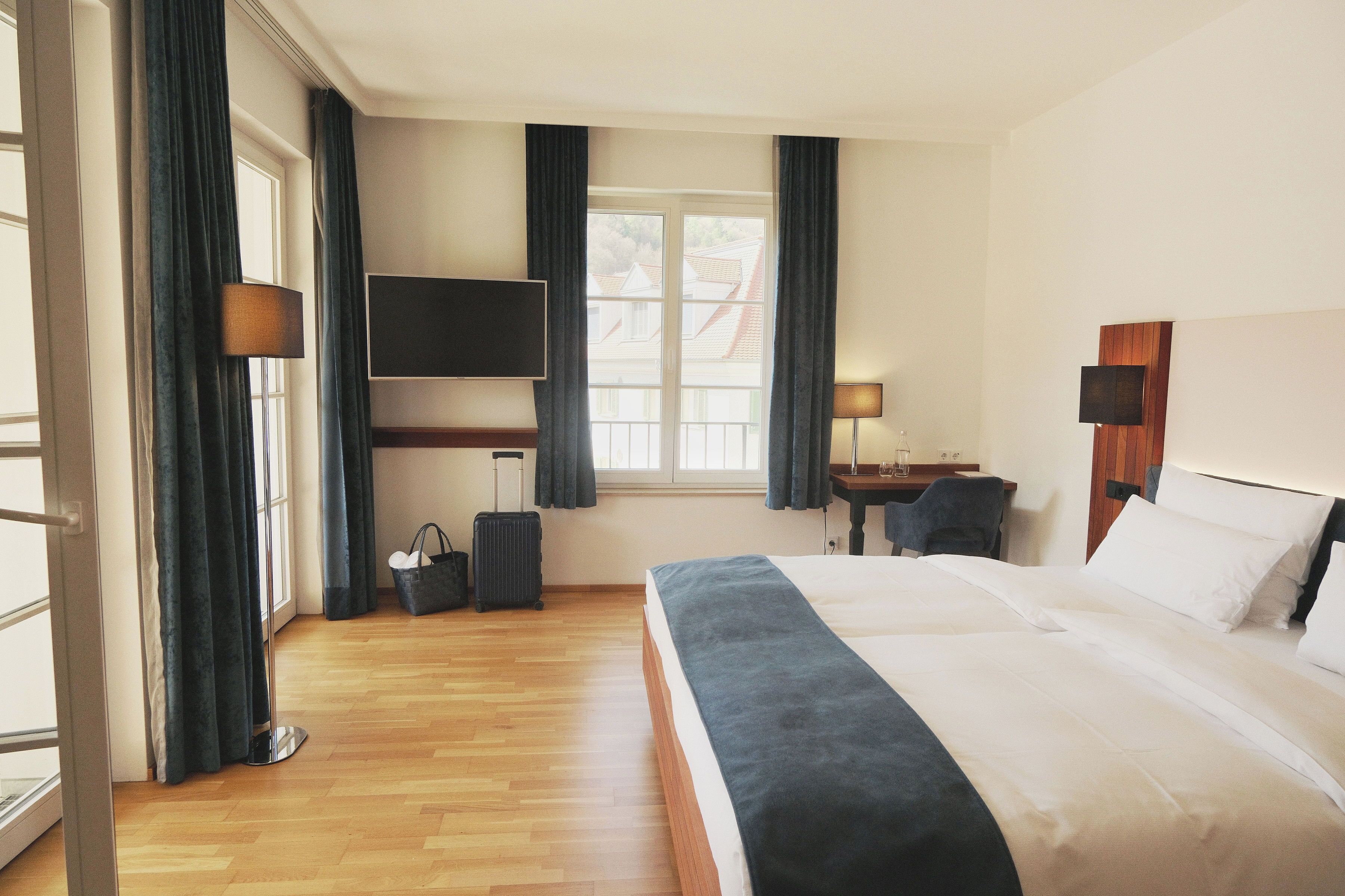 Hypo-allergenic bedding, in-room safe, desk, blackout drapes