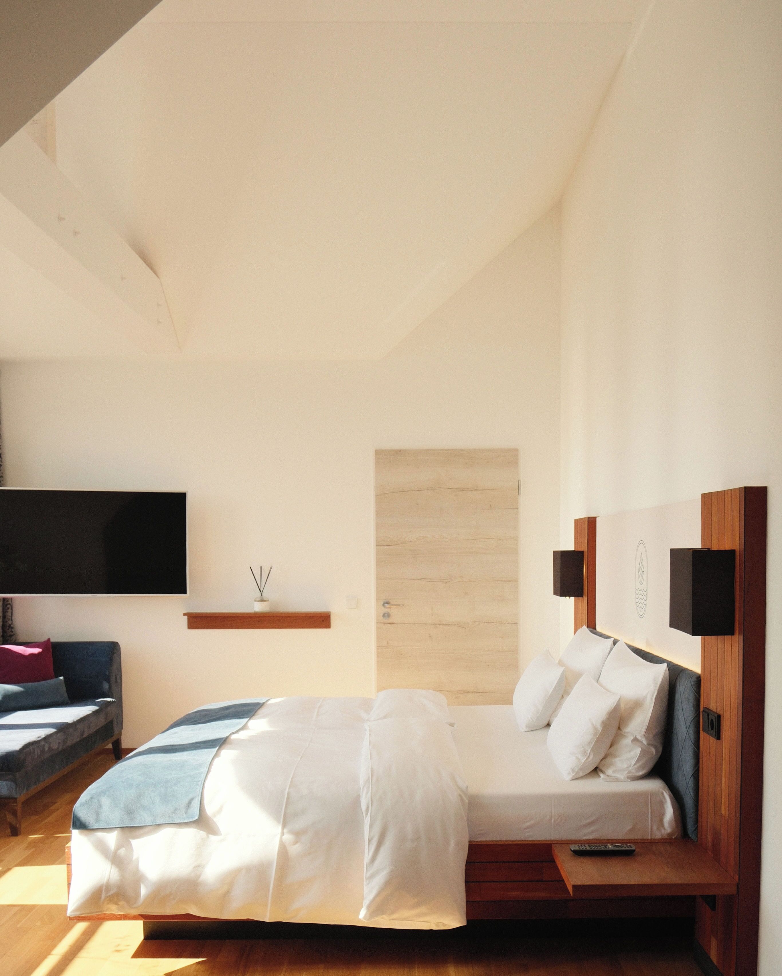 Hypo-allergenic bedding, in-room safe, desk, blackout drapes