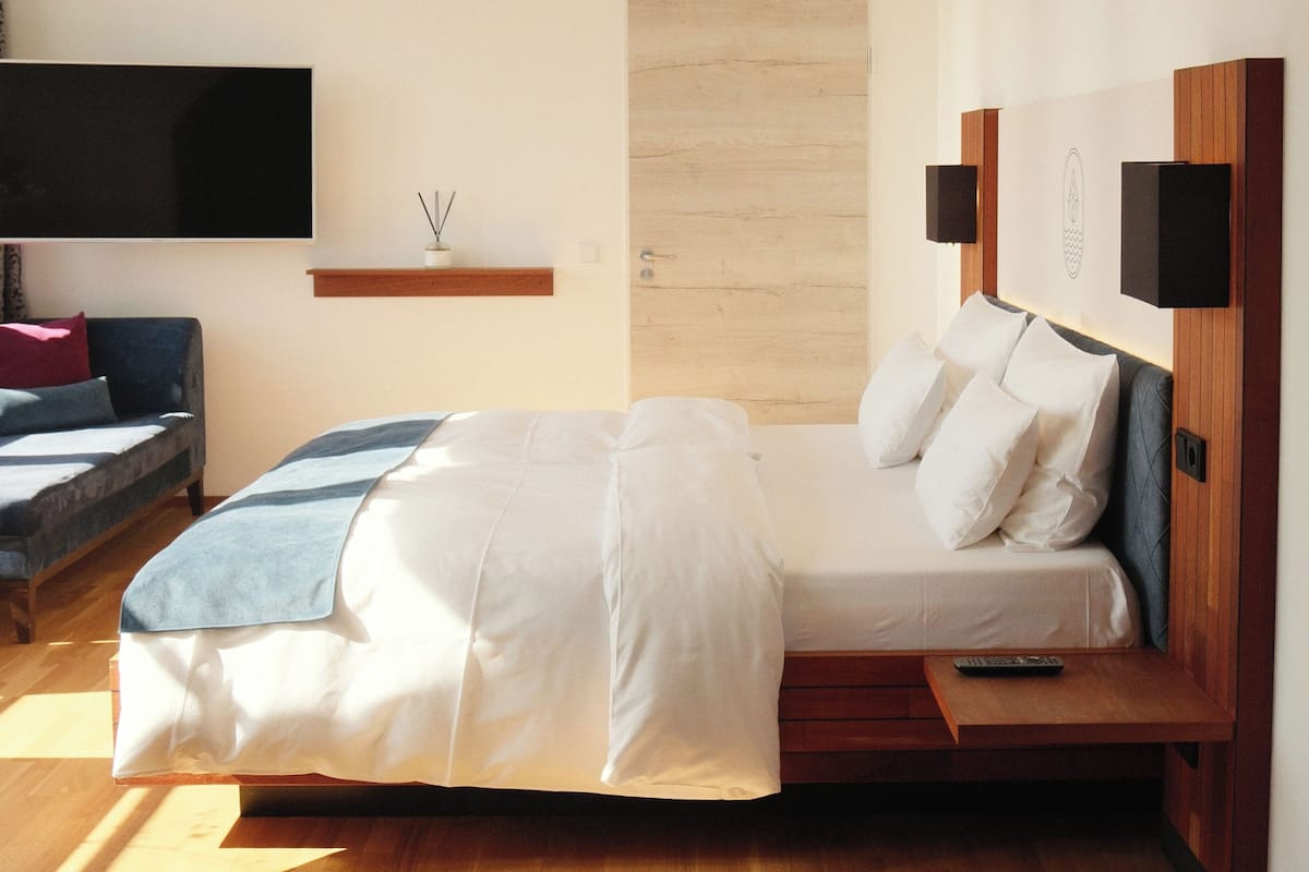 Suite, balcon, vue sur le lac | Literie hypoallergĂ©nique, coffre-fort, bureau, rideaux dâobscurcissement