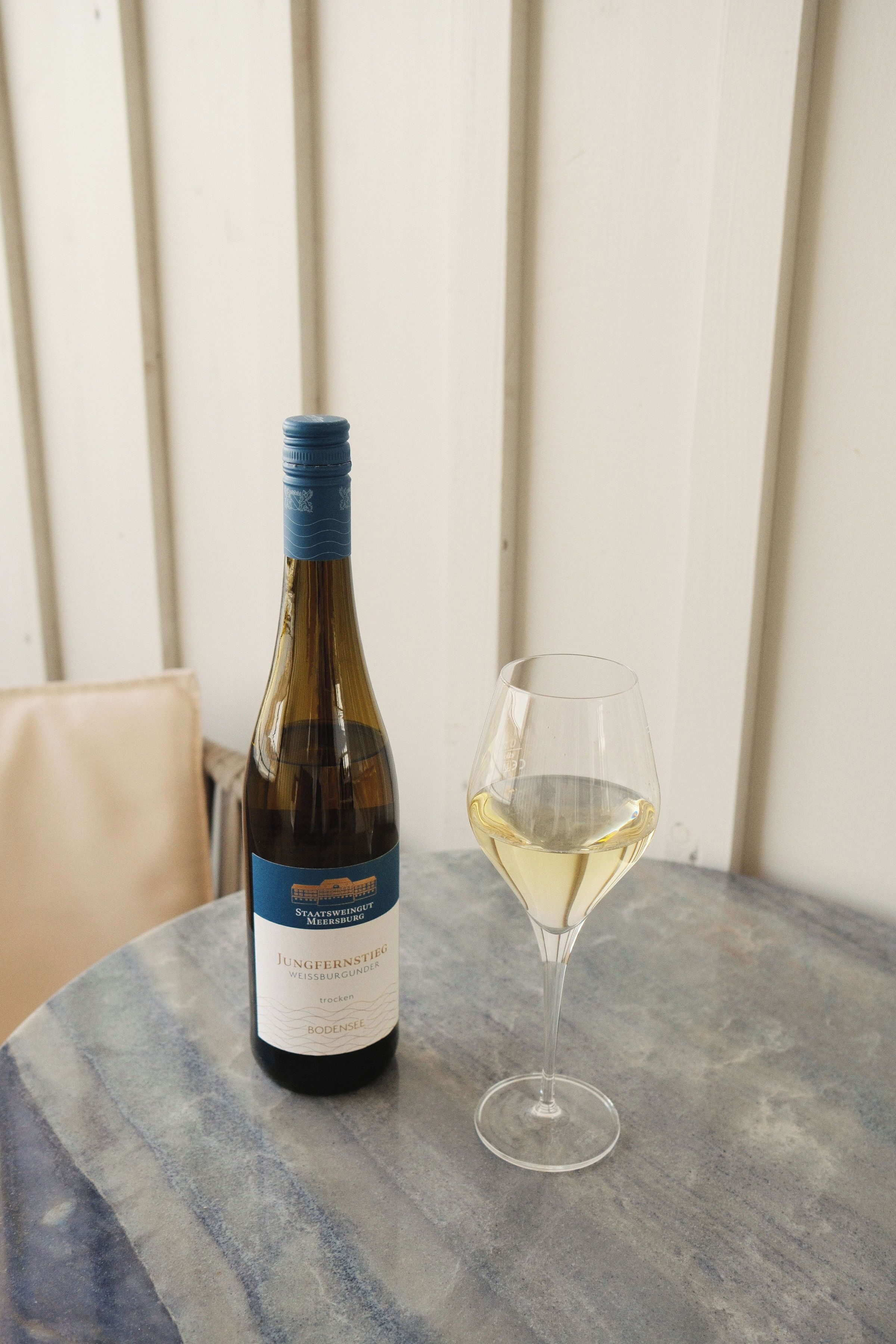 Une bouteille de vin et un verre sur une table.
