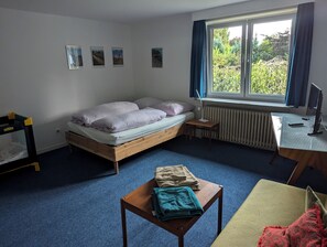 5 makuuhuonetta, vauvan matkasänky, ilmainen Wi-Fi, vuodevaatteet