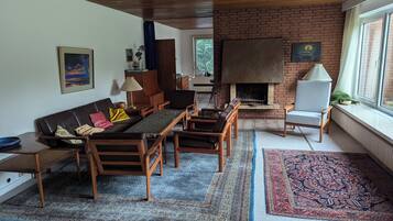 Fernseher, Kamin, DVD-Player, Bücher