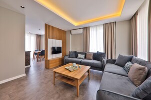 Dúplex familiar, 2 habitaciones | Zona de estar | Una televisión LED