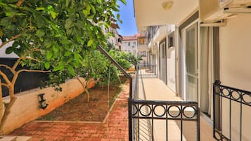 Apartamento, 2 quartos, no piso térreo | Vista para o jardim