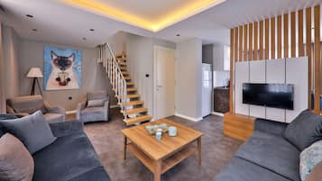 Toetasjes familieleilighet, 2 soverom | Oppholdsområde | LED-TV