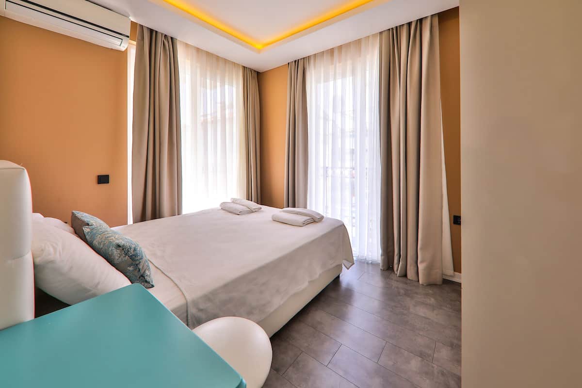 2 bedrooms, desk, soundproofing, iron/ironing board