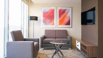 Departamento junior | Área de sala de estar | Televisión de pantalla plana de 32 pulgadas con canales por cable