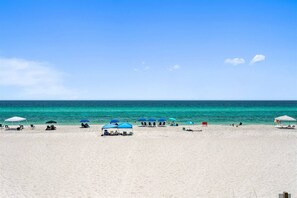 On the beach - Directly Across from Gulf with Views from Every Balcony! The Easiest Access! (Navarre)