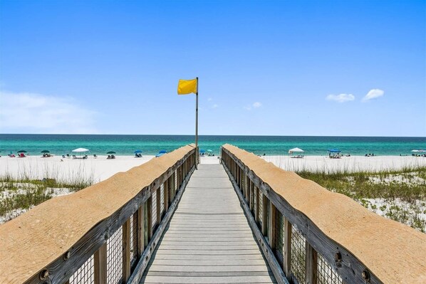 On the beach - Directly Across from Gulf with Views from Every Balcony! The Easiest Access! (Navarre)