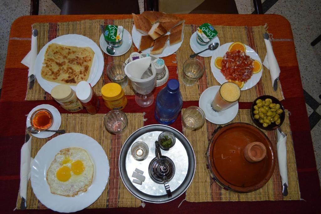 供应早餐、午餐和晚餐，摩洛哥菜