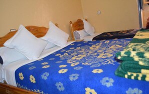 Driepersoonskamer | Een bureau, verduisterende gordijnen, geluiddichte muren, gratis wifi