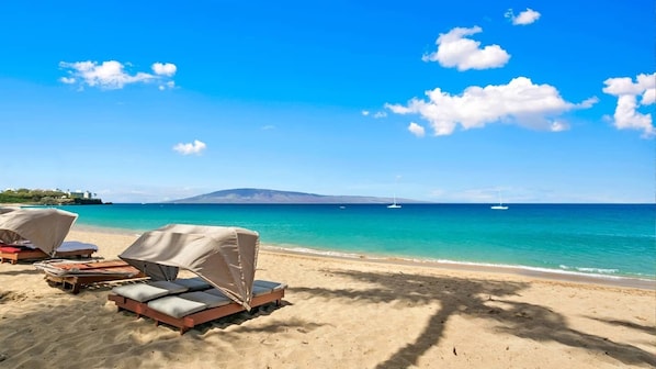 Plage, chaises longues, serviettes de plage