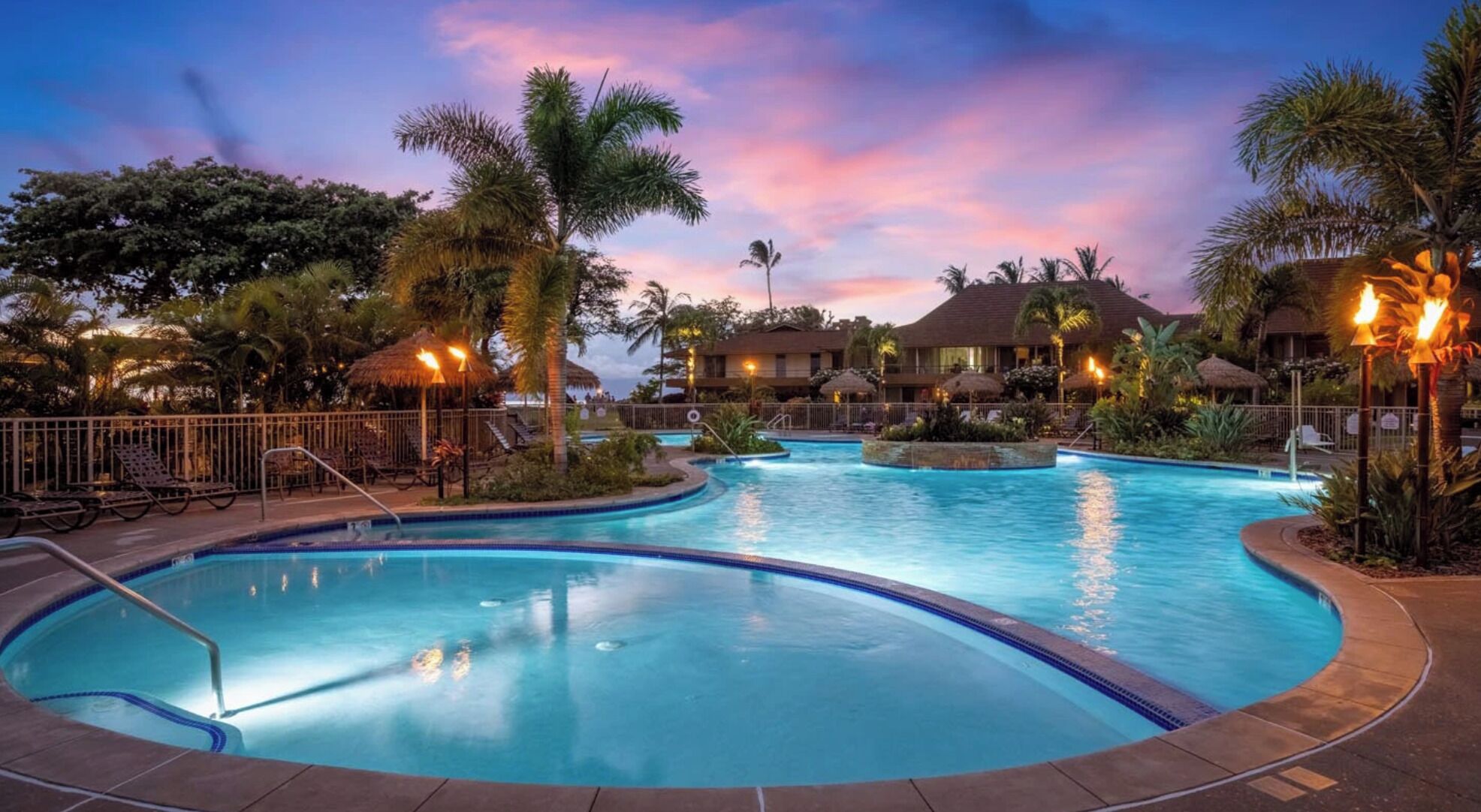 Una piscina al aire libre, una piscina climatizada
