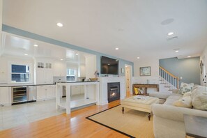 Télévision, cheminée, chaîne hi-fi