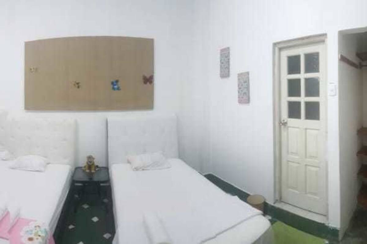 Habitación con 2 camas individuales | Camas extra, wifi gratis y ropa de cama