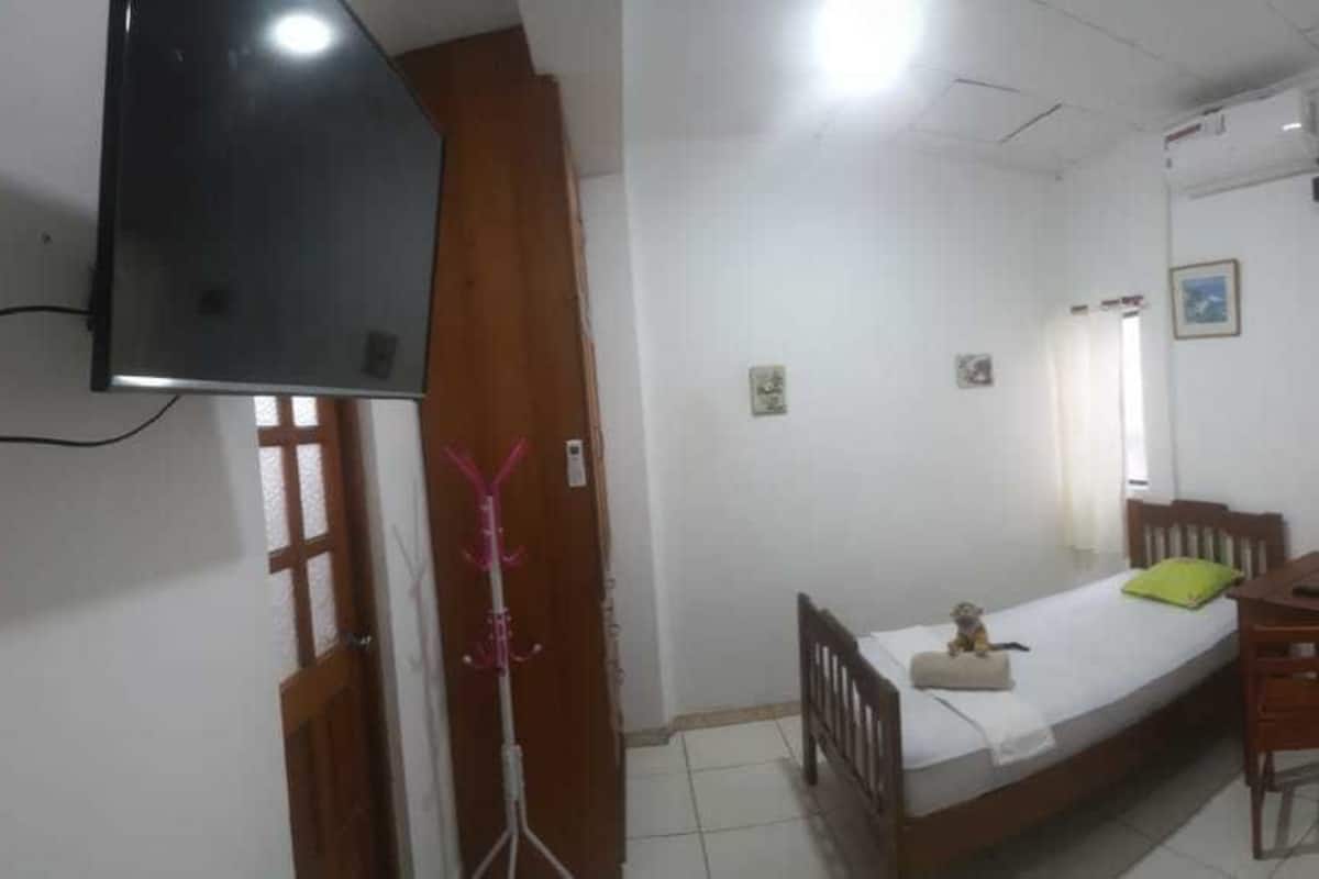 Habitación con 2 camas individuales | Camas extra, wifi gratis y ropa de cama