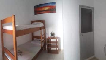 أسرّة قابلة للطي وواي فاي مجانًا وملاءات أسرّة