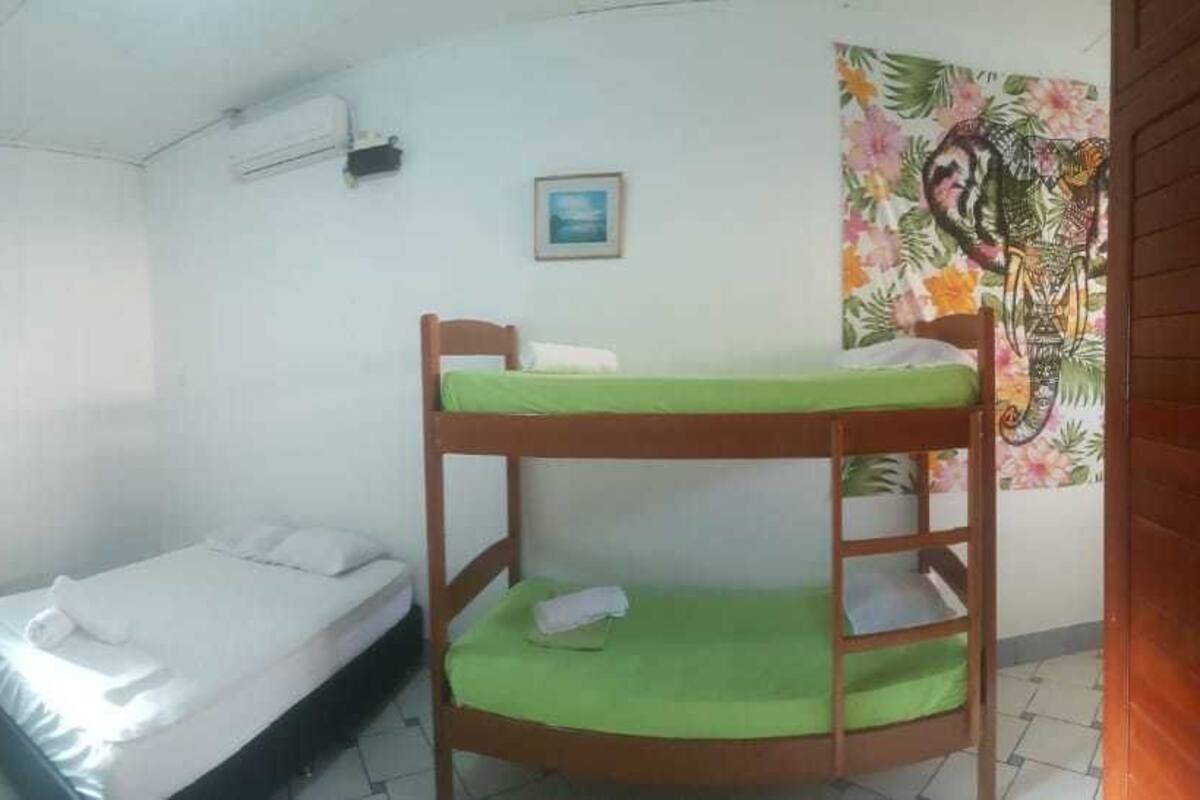 Habitación cuádruple familiar | Camas extra, wifi gratis y ropa de cama