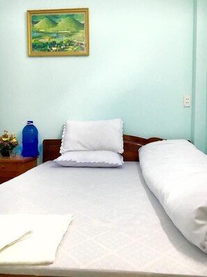 Quarto casal básico, vista para a montanha | Escrivaninha, espaço de trabalho para notebook, cortinas blackout