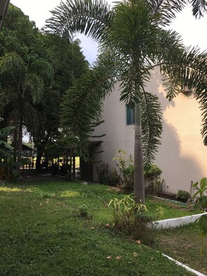 Property grounds - Spacious Park Villa ( 3 bedroom ) with Mountain view near Aqua Planet Water park (Clark Freeport)