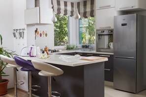 Mikrowelle, Geschirrspüler, Kochgeschirr/Geschirr/Besteck