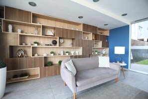 Lobby sitting area - Moderno y cómodo departamento frente al malecón (Lima)