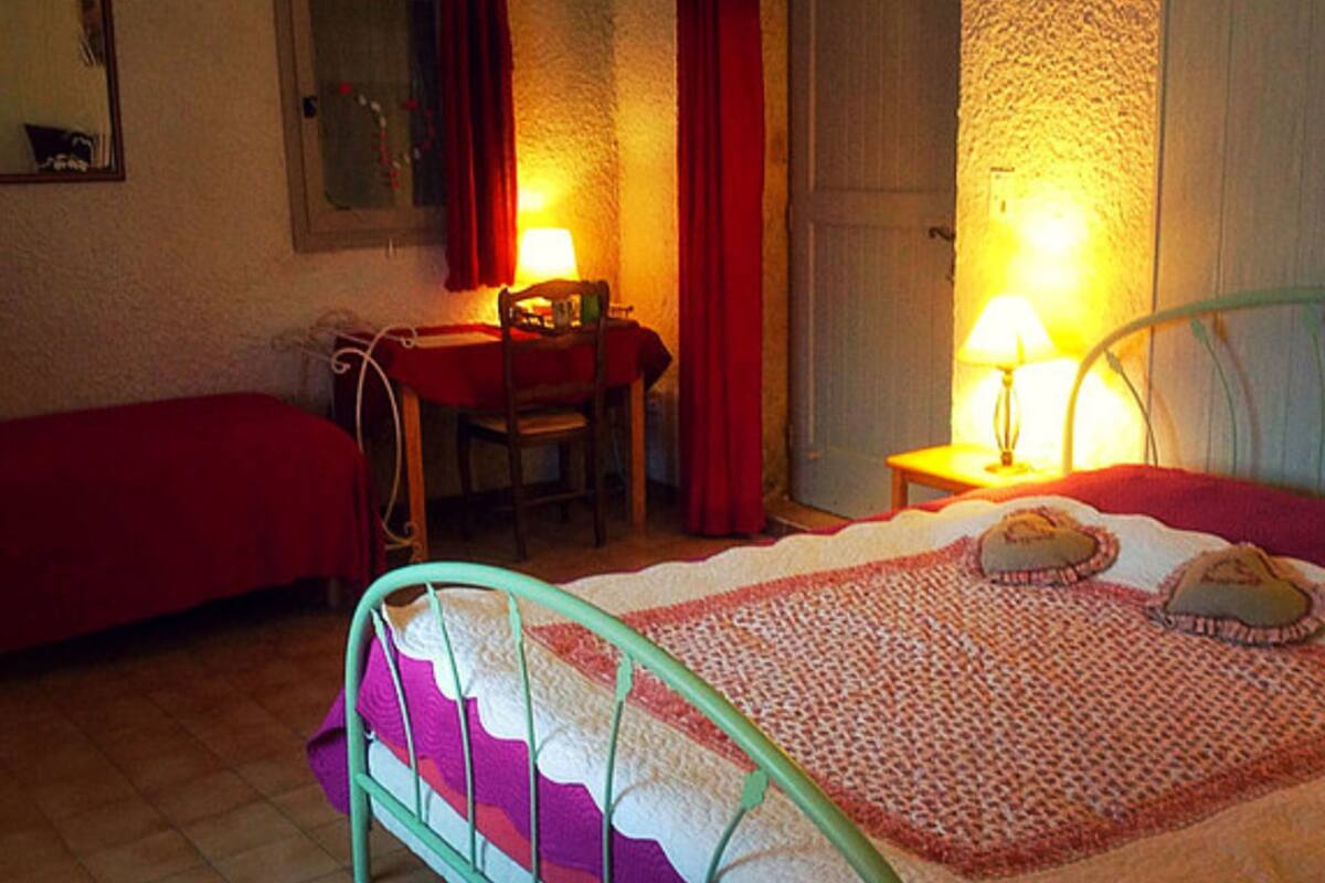 Iron/ironing board, free WiFi, bed sheets