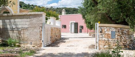 المنطقة المحيطة بالمنشأة