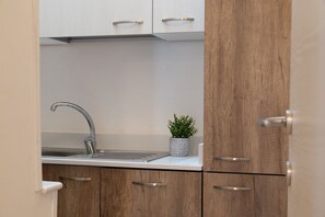 Réfrigérateur, four, lave-vaisselle, cafetière/bouilloire