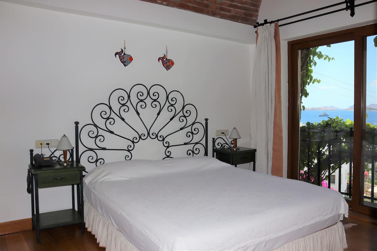 Signature Suite, Sea View | In-room safe, individually decorated, individually furnished, desk