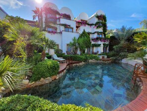 Seasonal outdoor pool, pool umbrellas, sun loungers - Munahan Hotel (Bodrum)