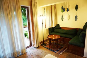 Chambre Classique avec lits jumeaux, vue piscine | Coin séjour