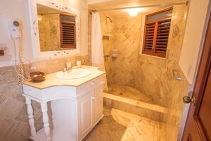Villa, 4 habitaciones (4.5 Bathrooms) | Baño | Regadera, amenidades de baño gratuitas, secadora de cabello, toallas 