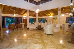 Villa, 4 chambres (4.5 Bathrooms) | Coin séjour | Télévision à écran plat