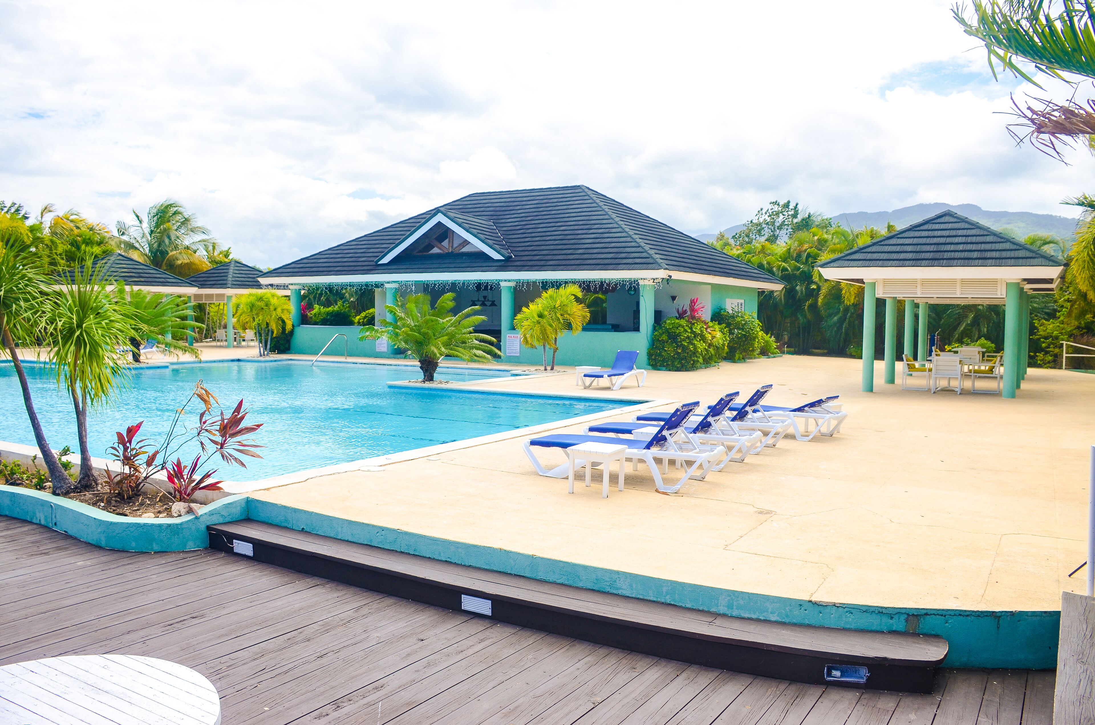 Una piscina al aire libre, una piscina con borde infinito