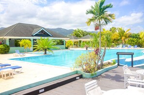 Outdoor pool, an infinity pool - Villa at The Palms (St. Ann's Bay)