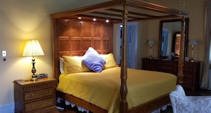 Premium bedding, individually decorated, iron/ironing board, free WiFi - Morehead Manor B&B (Durham)