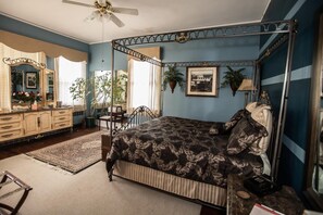Premium bedding, individually decorated, iron/ironing board, free WiFi - Morehead Manor B&B (Durham)