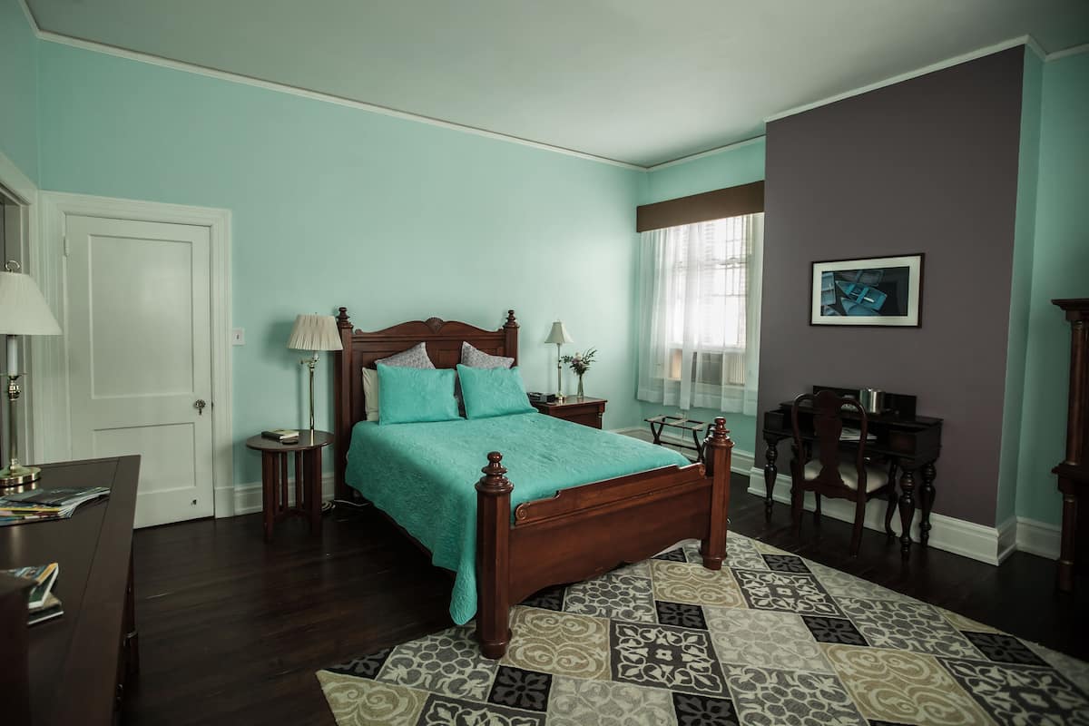 Habitación tradicional, 1 cama Queen size | 1 habitación, ropa de cama de alta calidad y decoración personalizada
