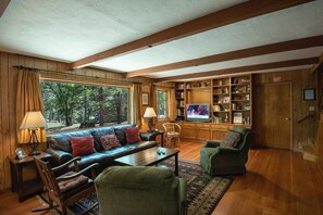 TV, fireplace, DVD player, ping pong - Bassett's Cabin (Wawona)