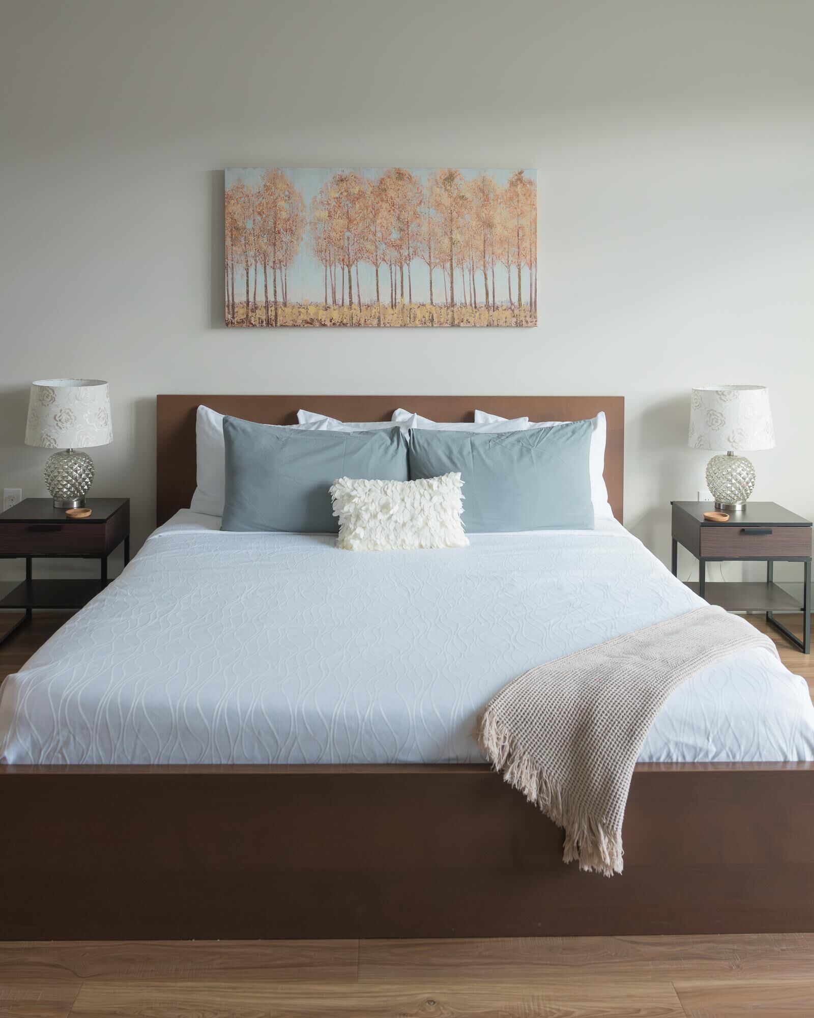Tabla de planchar con plancha, wifi y ropa de cama 