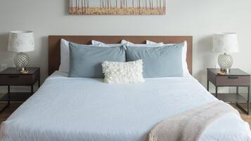 Tabla de planchar con plancha, wifi y ropa de cama
