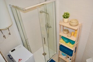 Dusche, Haartrockner, Handtücher, Seife