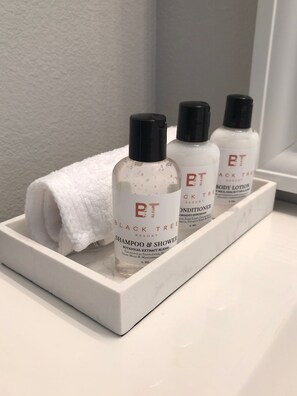 Luxury Tent, 2 Queen Beds, Fireplace, Mountain View | Bathroom amenities | Shower, free toiletries, hair dryer, towels - Black Tree Resort (Lake George)